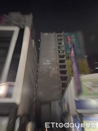 ▲男子受困在紅圈處，長達50分鐘後順利獲救             。（圖／記者吳奕靖翻攝）