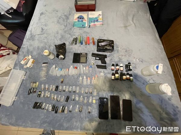 ▲北投警方破獲北聯幫毒品分裝場、倉庫，並逮捕2名陳姓要角及涉案成員。（圖／記者張君豪翻攝）