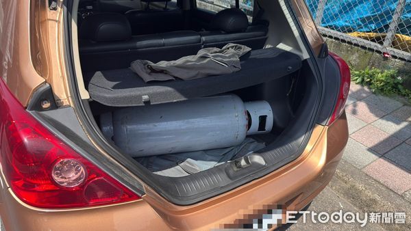 ▲林男把瓦斯鋼瓶扛上車揚言尋短，轄區信義警方到場救援 。（圖／記者張君豪翻攝）