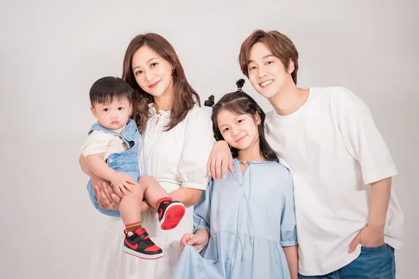 ▲網紅「那對夫妻」幫11歲女兒妮妮發行單曲。（圖／那對夫妻提供）