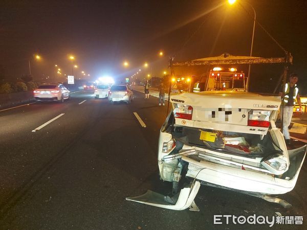 ▲▼昨（26）日深夜11時54分，在國道1號南向341.8公里處發生一起三部自小客車的追撞交通事故，共造成七人受到輕傷。（圖／記者吳世龍翻攝）