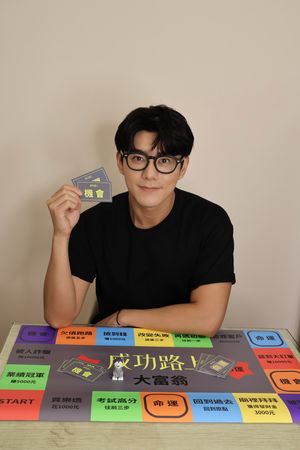 ▲李程彬於直播中宣傳新劇《成功路上》。（圖／東旭九翔娛樂）