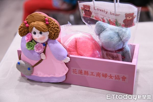 ▲▼花蓮縣工商婦女協會舉辦「2025年慶祝母親節活動」，花蓮縣長徐榛蔚親臨祝賀。（圖／花蓮縣政府提供，下同）