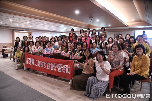 ▲▼花蓮縣工商婦女協會舉辦「2025年慶祝母親節活動」，花蓮縣長徐榛蔚親臨祝賀。（圖／花蓮縣政府提供，下同）