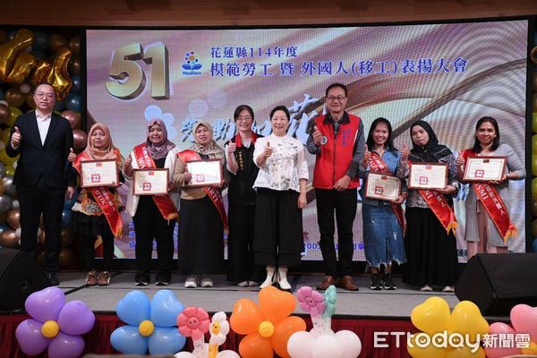▲6名外籍家庭看護工榮獲模範移工表揚由縣府頒發獎狀及獎金3千元。（圖／花蓮縣政府提供，下同）