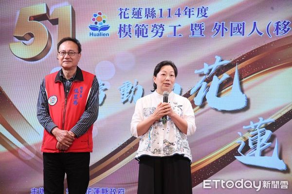 ▲6名外籍家庭看護工榮獲模範移工表揚由縣府頒發獎狀及獎金3千元。（圖／花蓮縣政府提供，下同）