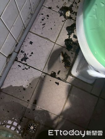 ▲▼民宅廁所垃圾桶遭丟棄未熄火菸蒂而起火。（圖／記者王兆麟翻攝，下同）