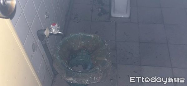 ▲▼民宅廁所垃圾桶遭丟棄未熄火菸蒂而起火。（圖／記者王兆麟翻攝，下同）