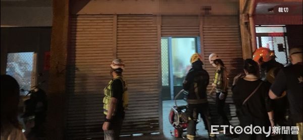 ▲▼民宅廁所垃圾桶遭丟棄未熄火菸蒂而起火。（圖／記者王兆麟翻攝，下同）