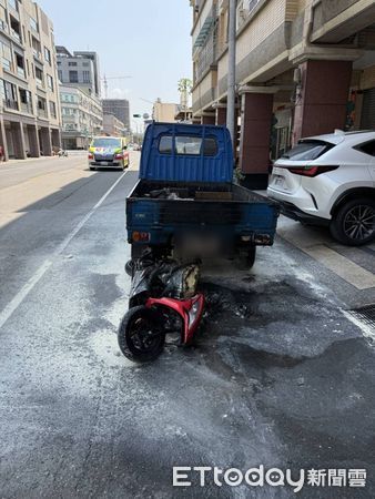 ▲▼高雄市鳳山區鳳甲路今（27）日上午發生一起交通事故，一名七旬老翁騎乘機車從路邊鬼切起步時，未禮讓直行車輛，導致與一名無照少年騎士發生碰撞，少年機車更起火往前滑行，波及路邊停放的貨車。（圖／記者吳世龍翻攝）