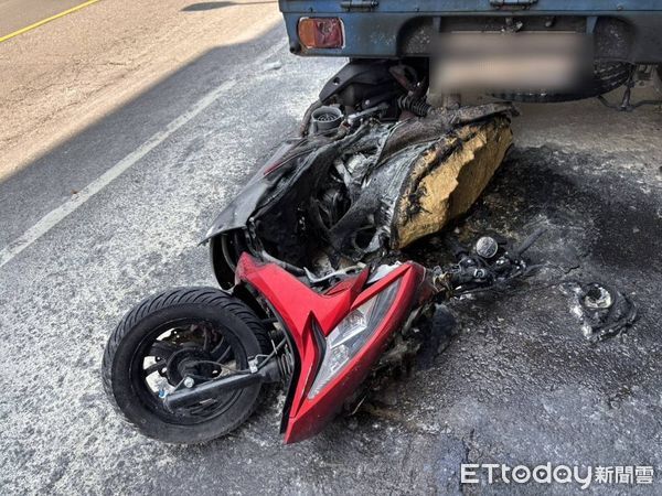 ▲▼高雄市鳳山區鳳甲路今（27）日上午發生一起交通事故，一名七旬老翁騎乘機車從路邊鬼切起步時，未禮讓直行車輛，導致與一名無照少年騎士發生碰撞，少年機車更起火往前滑行，波及路邊停放的貨車。（圖／記者吳世龍翻攝）