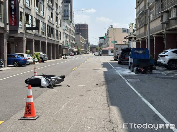 ▲▼高雄市鳳山區鳳甲路今（27）日上午發生一起交通事故，一名七旬老翁騎乘機車從路邊鬼切起步時，未禮讓直行車輛，導致與一名無照少年騎士發生碰撞，少年機車更起火往前滑行，波及路邊停放的貨車。（圖／記者吳世龍翻攝）