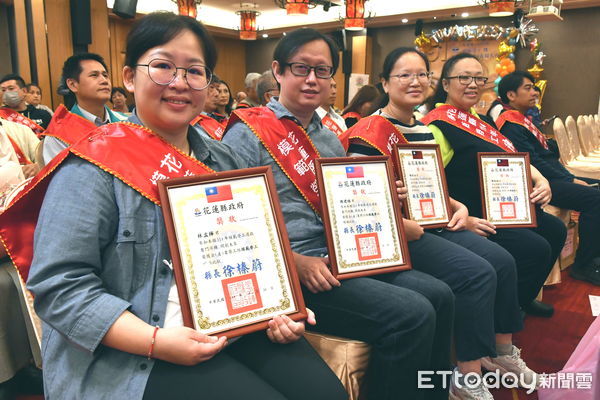 ▲▼花蓮慈院獲表揚五位護理師。左起陳建皓護理長、陳怡汝副護理長、林孟樺護理長、陳純純安寧居家護理師。（圖／慈濟醫學中心提供，下同）