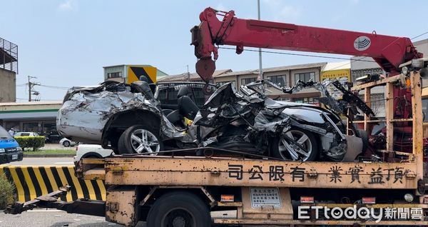 向上路連環撞3車近全毀！慘照曝光「駕駛奇蹟輕傷」　女騎士骨折