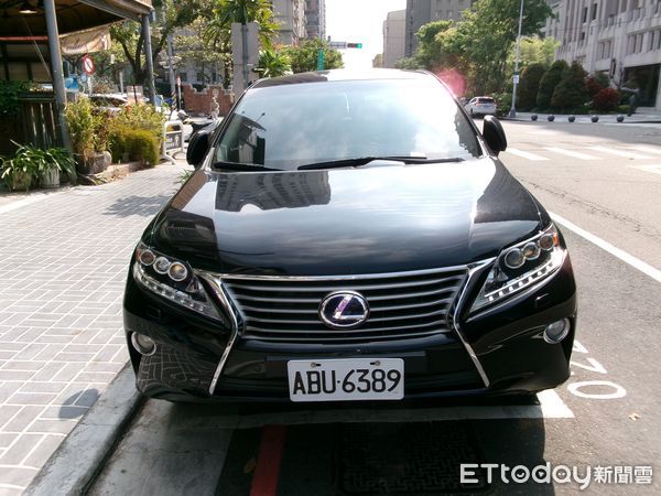 ▲▼笑噴...法拍競標物一片車海「殺出2根登山杖+雨傘」價值僅300塊。（圖／翻攝法務部行政執行署台中分署）