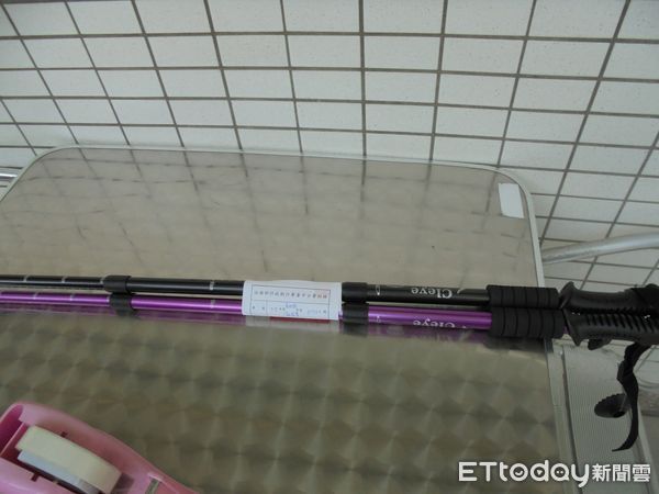 ▲▼笑噴...法拍競標物一片車海「殺出2根登山杖+雨傘」價值僅300塊。（圖／翻攝法務部行政執行署台中分署）