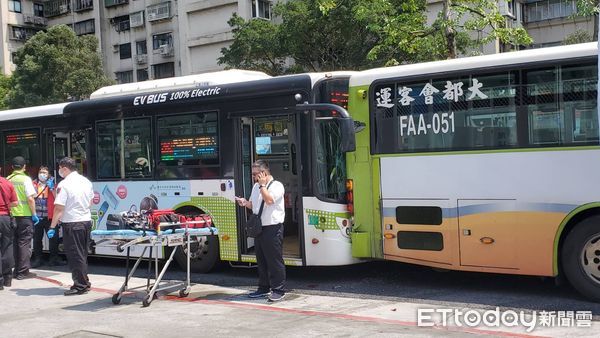 ▲▼      北市2公車追撞，9人送醫       。（圖／記者黃彥傑攝）