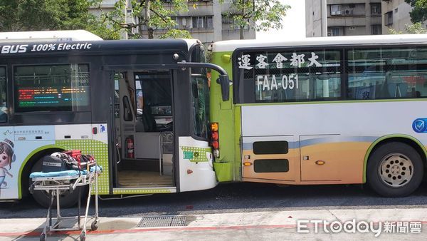 ▲▼      北市2公車追撞，9人送醫       。（圖／記者黃彥傑攝）