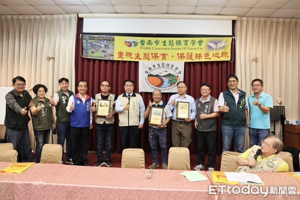 ▲台南市長黃偉哲出席台南市生態保育學會20周年慶，與來賓一同慶祝學會成立20年里程碑。（記者林東良翻攝，下同）
