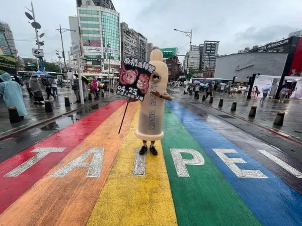 ▲《取精急轉彎》舉辦宣傳活動，巨大「保險套」到西門町掃街。（圖／原創娛樂提供）