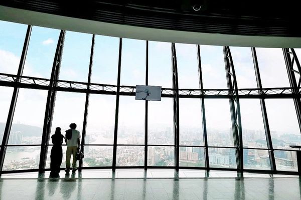 ▲▼澳門塔360°旋轉餐廳：邊賞景邊吃甜點的夢幻體驗！。（圖／部落客捲捲頭 ♡ 品味生活授權提供）