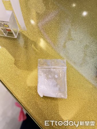 ▲洪女(右)帶男友(白衣)入住旅館，施用毒咖啡遇上警方臨檢。（圖／記者陸運陞翻攝）