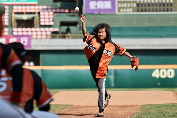▲統一獅隊邀請職棒應援曲先驅吳坤龍開球。（圖／統一球團提供）