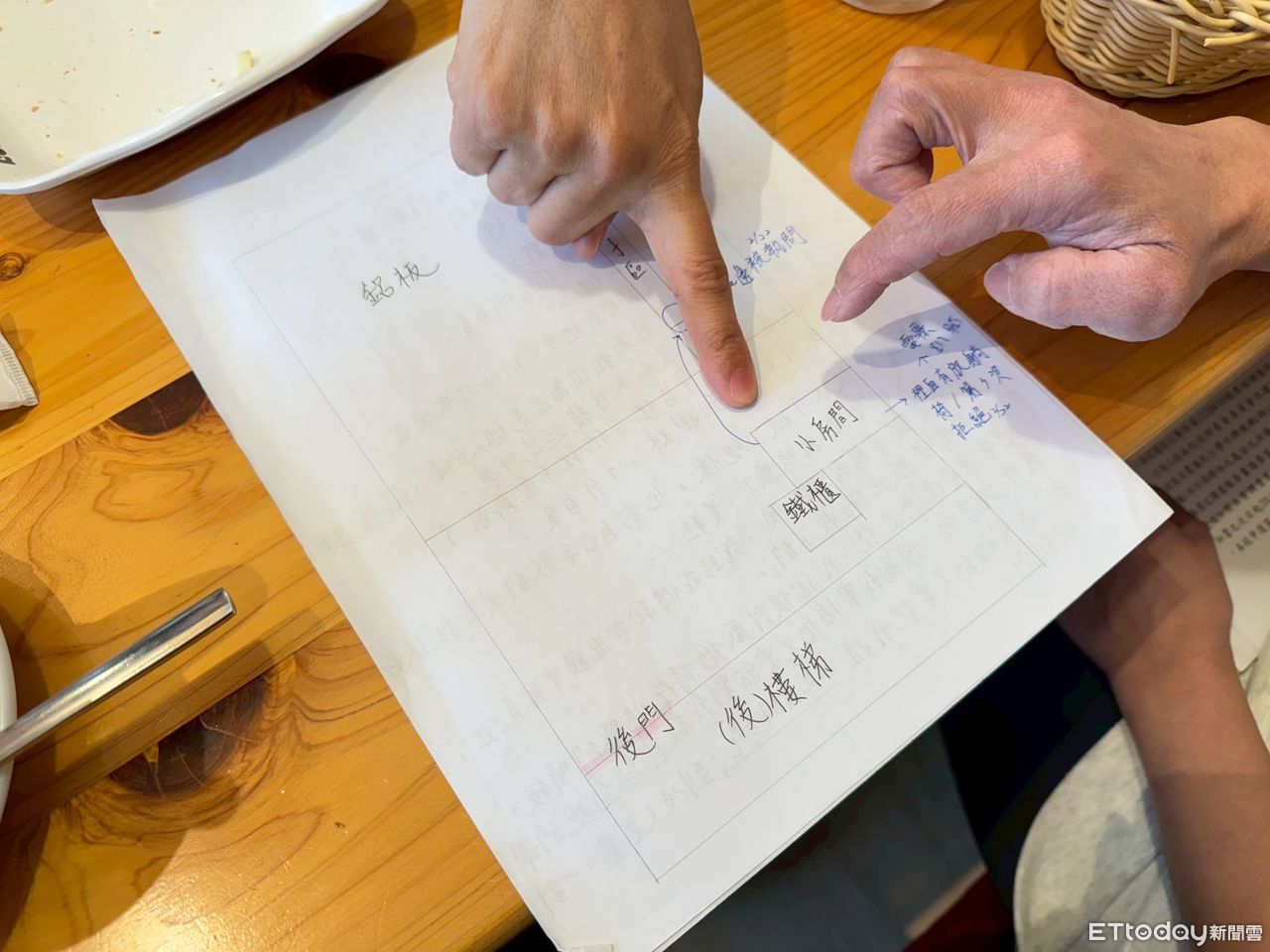 ▲▼台北市立農國小擊劍隊性平事件，家長準備資料。體育暴力,性平,體育班,運動隊伍。（圖／記者潘姿吟攝）。