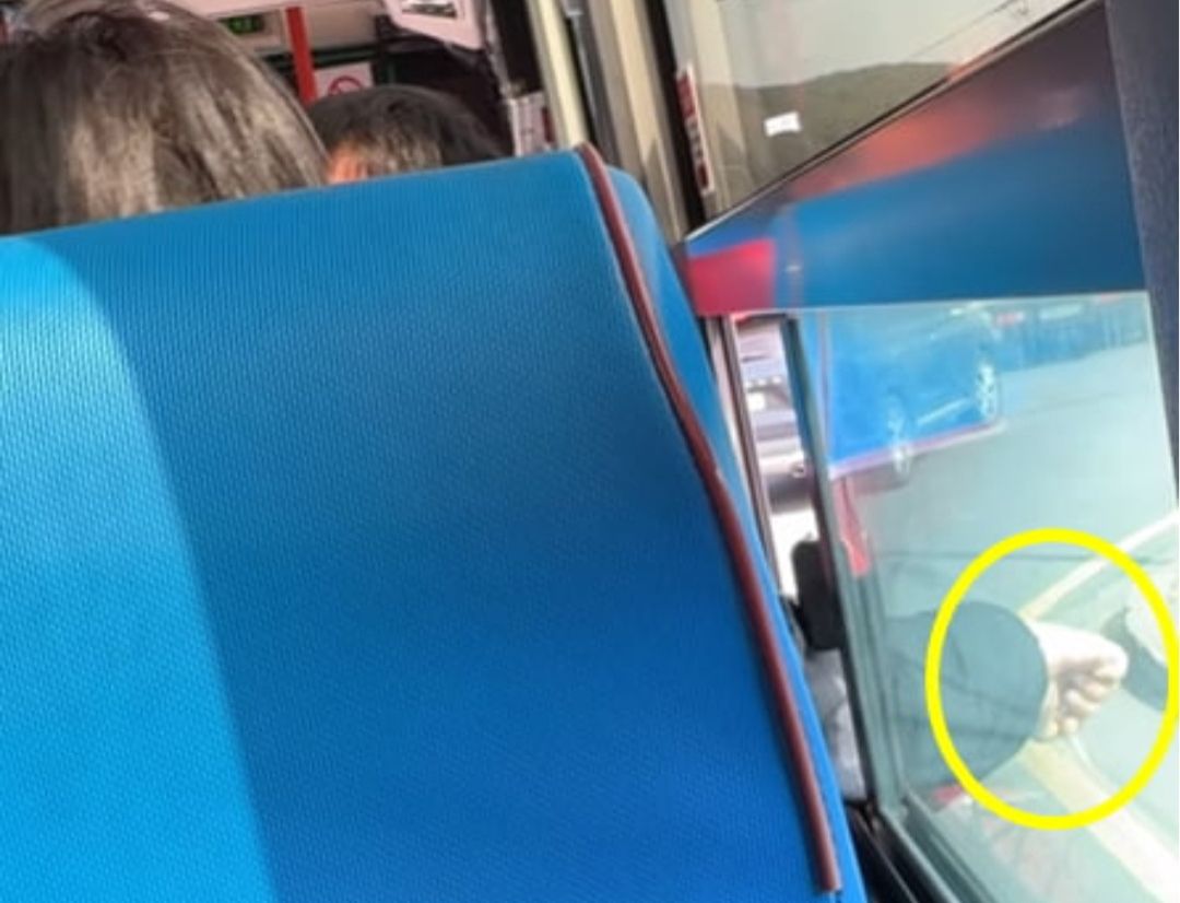 ▲▼南韓濟州島，疑似來自中國的女性遊客在公車上抽菸，還將菸蒂往外丟。（圖／翻攝自Instagram）