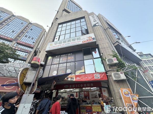 ▲▼     台中東協廣場C棟3樓，今（27）日16時許傳出大樓內店家排油煙機馬達燃燒        。（圖／記者許權毅攝）