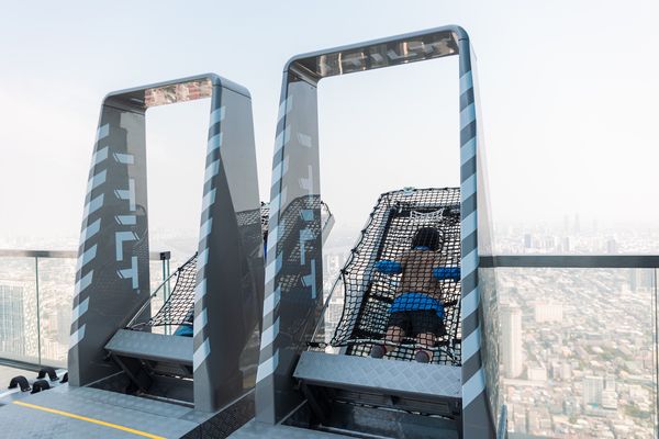 ▲▼全球第一個戶外傾斜觀景台體驗「Mahanakhon Bangkok I-Tilt」。（圖／翻攝自King Power Mahanakhon臉書專頁）