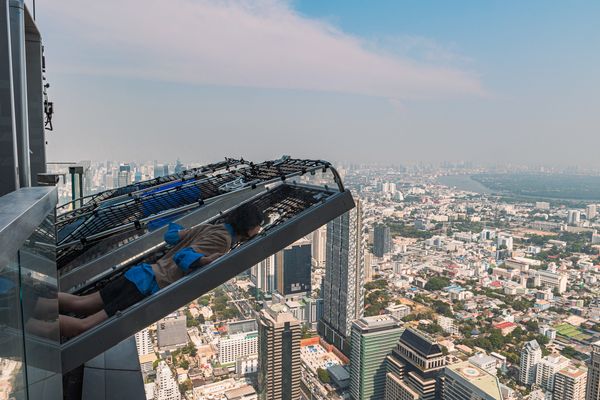 ▲▼全球第一個戶外傾斜觀景台體驗「Mahanakhon Bangkok I-Tilt」。（圖／翻攝自King Power Mahanakhon臉書專頁）