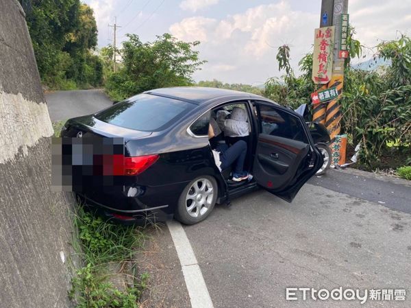 ▲轎車行駛在六龜山區，剎車突失靈自撞電線桿。（圖／記者許宥孺翻攝）