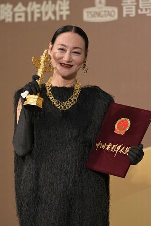 ▲張譯二度拿下影帝寶座、惠英紅成首個香港華表影后。（圖／翻攝自微博）