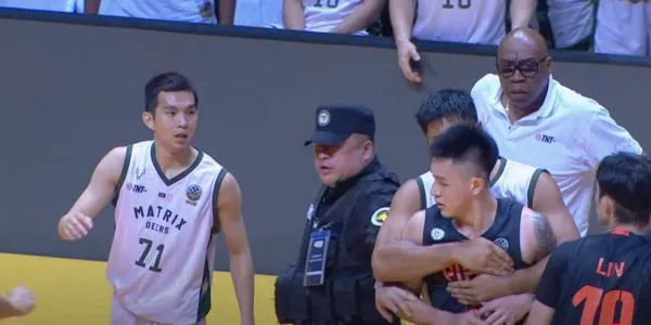 ▲領航猿BCL賽事在主場和金鹿爆發衝突，一哥盧峻翔被對手「熊抱」。（圖／翻攝自YouTube）