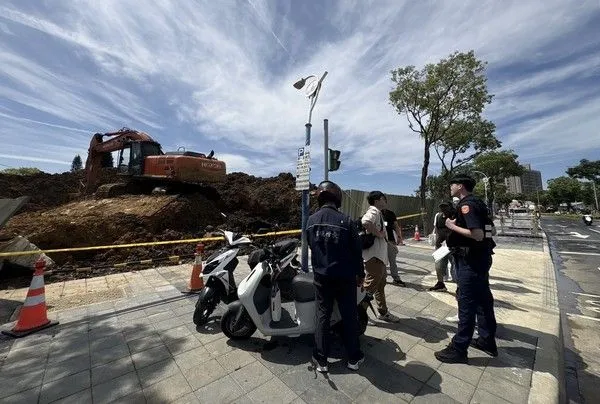 ▲中壢體育園區埤塘遭非法棄土，市府出擊