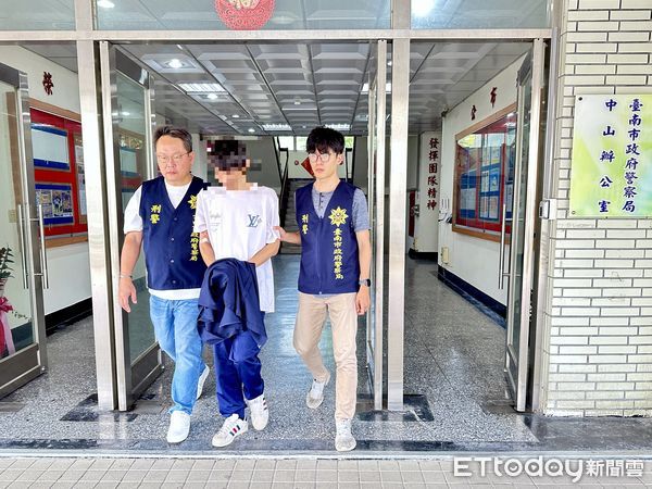 ▲蘇嫌以餐館人潮掩護販賣新興毒品喪屍菸彈，警方荷槍實彈攻堅逮人，查扣多項毒品證物。（記者林東良翻攝，下同）