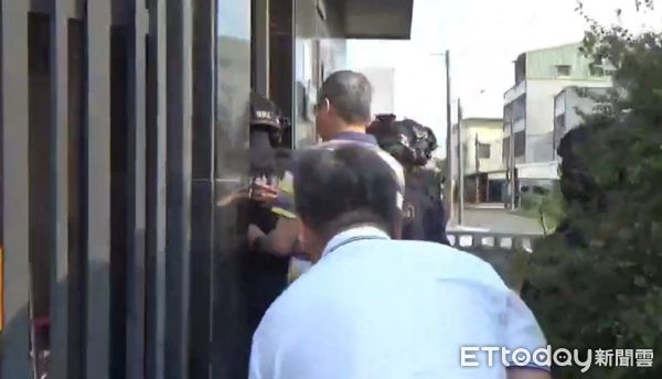 ▲蘇嫌以餐館人潮掩護販賣新興毒品喪屍菸彈，警方荷槍實彈攻堅逮人，查扣多項毒品證物。（記者林東良翻攝，下同）