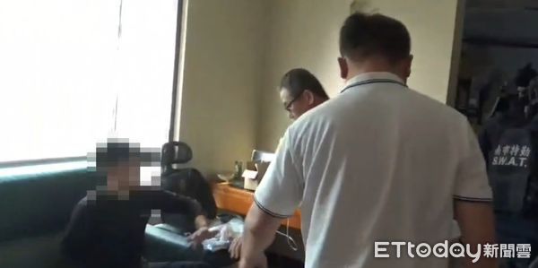 ▲蘇嫌以餐館人潮掩護販賣新興毒品喪屍菸彈，警方荷槍實彈攻堅逮人，查扣多項毒品證物。（記者林東良翻攝，下同）