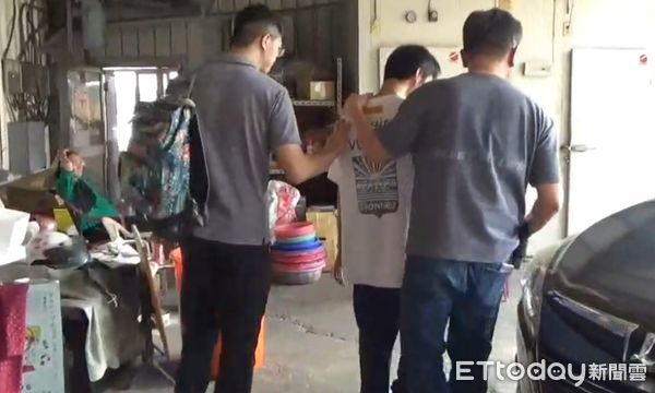 ▲蘇嫌以餐館人潮掩護販賣新興毒品喪屍菸彈，警方荷槍實彈攻堅逮人，查扣多項毒品證物。（記者林東良翻攝，下同）