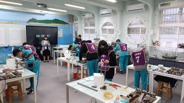 萬里國中海事職業探索中心辦理多項新北市海洋教育活動，曾負責業務的代理教師陳美妗卻屢因辦活動與授課時間「撞期」，分身乏術只好黯然辭職。（圖／翻攝自萬里國中臉書粉絲團） 