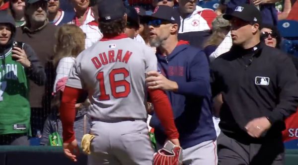 ▲波士頓紅襪外野手杜蘭（Jarren Duran）與球迷起爭執。（圖／截自X）