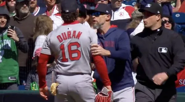 ▲波士頓紅襪外野手杜蘭（Jarren Duran）與球迷起爭執。（圖／截自X）