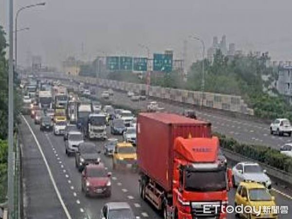 ▲▼      國道一號北上彰化段6車連環撞       。（圖／記者唐詠絮翻攝）