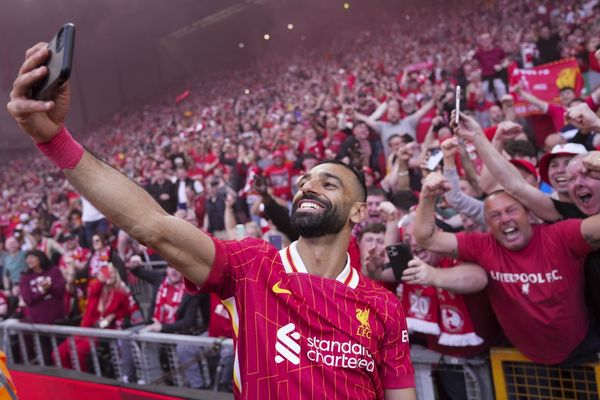 ▲聯賽進球王沙拿（Mohamed Salah）賽後與主場球迷自拍分享喜悅。（圖／達志影像／美聯社）