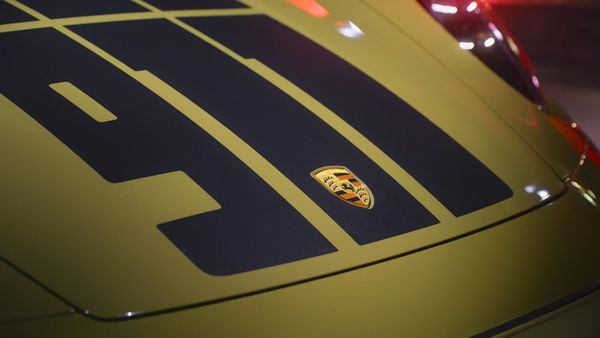全新911 Spirit 70 專屬車色霓光橄欖綠（Olive Neo）濃郁深邃，且帶有現代氣息。