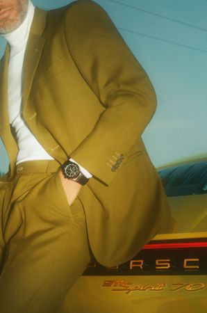 PORSCHE DESIGN 為這款最新的收藏品買家精心打造一款高品質計時腕錶，其設計細節帶有諸多 911 Spirit 70 的設計靈感。