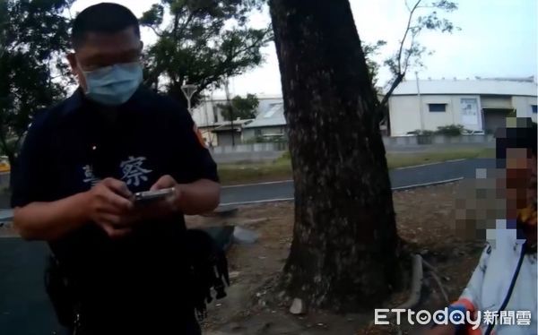 ▲▼男子公園隨手亂餵狗狗吃巧克力！女飼主氣到報警　罰金1萬5起跳 。（圖／記者賴文萱翻攝）