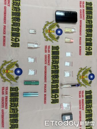 ▲▼警車擋住去路，毒嫌郭男竟開車衝撞警車，警被迫朝車輪連開三槍後成功逮人。（圖／記者游芳男翻攝，下同）