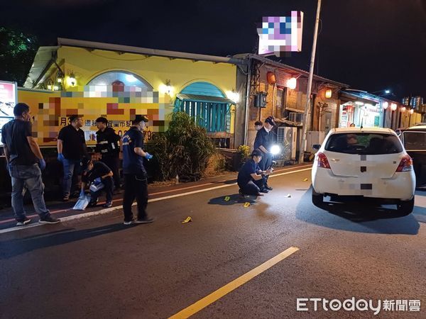 ▲▼警車擋住去路，毒嫌郭男竟開車衝撞警車，警被迫朝車輪連開三槍後成功逮人。（圖／記者游芳男翻攝，下同）
